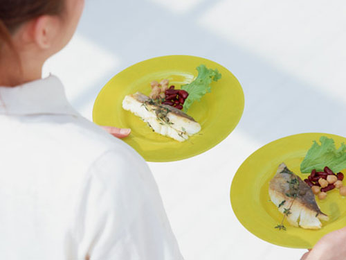 食事を運ぶ女性